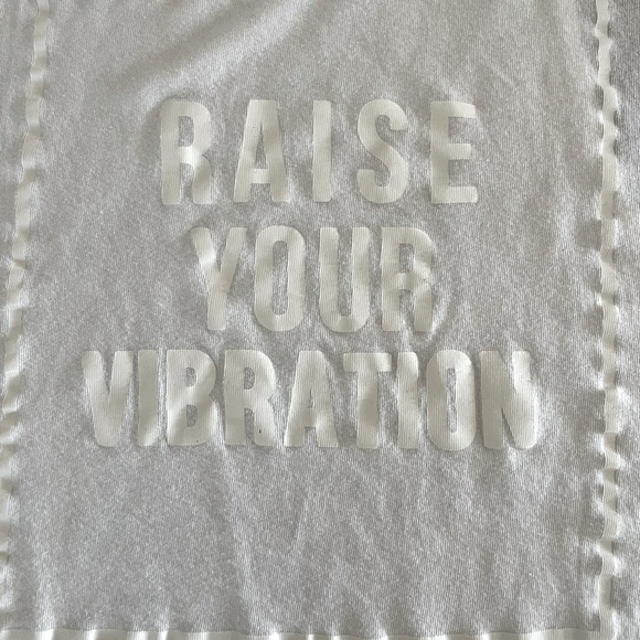 Alo Yoga White Tank Top size M 
“Raise your Vibration” - Picture 2 of 4